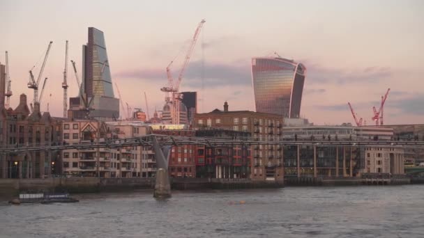 City of London skyline por la noche - LONDRES, INGLATERRA — Vídeos de Stock