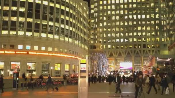 Geschäftiger canada square am kanarienplatz am abend - london, england — Stockvideo