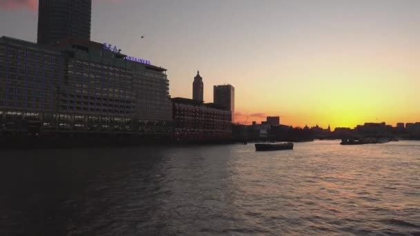 Crucero turístico por el río Támesis al atardecer - LONDRES, INGLATERRA — Vídeo de stock