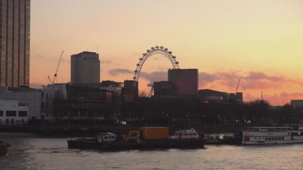 Skyline van Londen en London Eye na zonsondergang - Londen, Engeland — Stockvideo