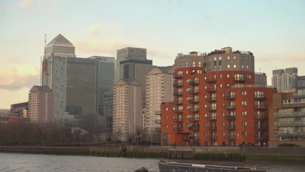 Moderne Canary Wharf skyline van de rivier de Theems - Londen, Engeland — Stockvideo