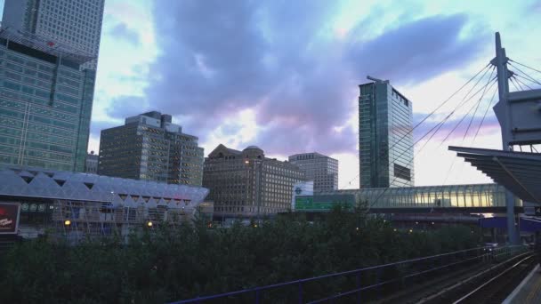 Barrio moderno de Canary Wharf por la noche - LONDRES, INGLATERRA — Vídeo de stock