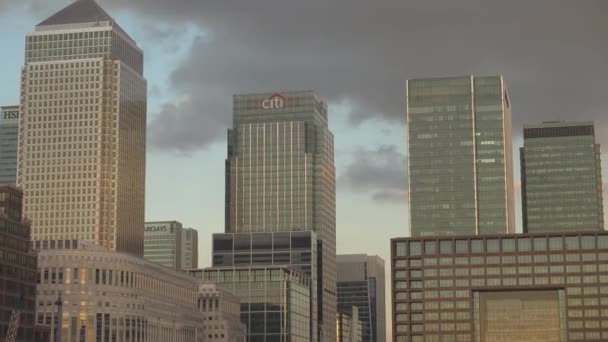 El distrito financiero de Canary Wharf - LONDRES, INGLATERRA — Vídeo de stock