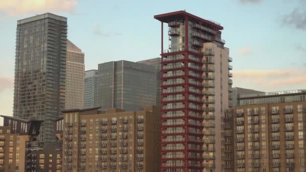 El moderno horizonte de Canary Wharf desde el río Támesis - LONDRES, INGLATERRA — Vídeo de stock