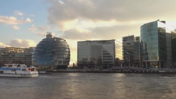 London City Hall i bardziej Londyn Riverside w słoneczny dzień w Londynie — Wideo stockowe