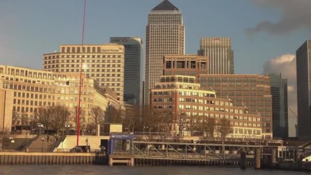 カナリーワーフ - の高層ビルを見るあちこち川テムズ - ロンドン、イギリス — ストック動画
