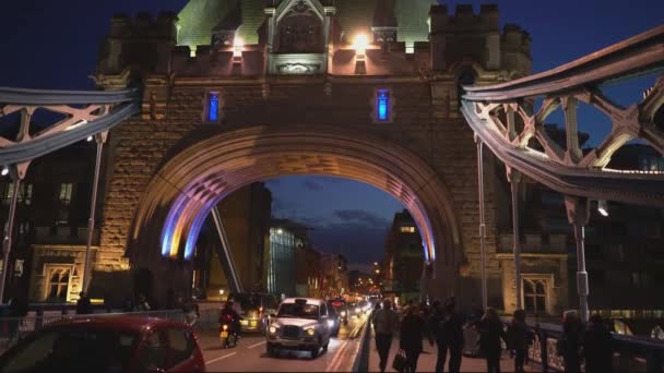 Hermoso Tower Bridge Londres por la noche - LONDRES, INGLATERRA — Vídeos de Stock