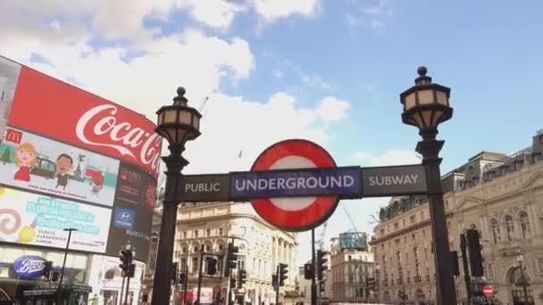 Piccadilly metróállomástól, a Piccadilly Circus egy napsütéses napon - London, Anglia — Stock videók