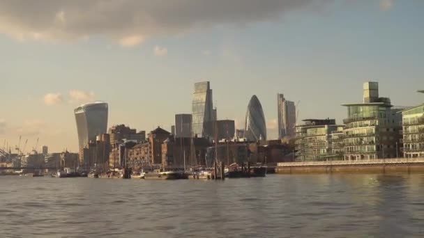 Lo skyline della City di Londra in una giornata di sole - LONDRA, INGHILTERRA — Video Stock