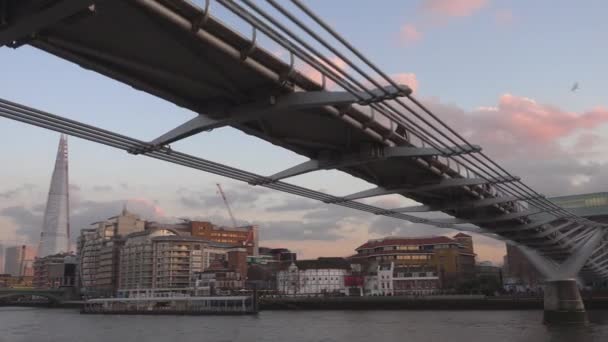 Modern Millennium Bridge från Themsen på kvällen - London, England — Stockvideo