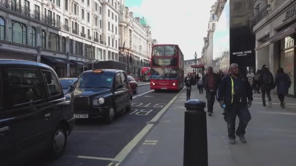 Tráfego de rua na Regent Street London - LONDRES, INGLÊS — Vídeo de Stock