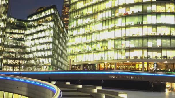 Mais área de London Riverside à noite - LONDRES, ENGLÂNDIA — Vídeo de Stock