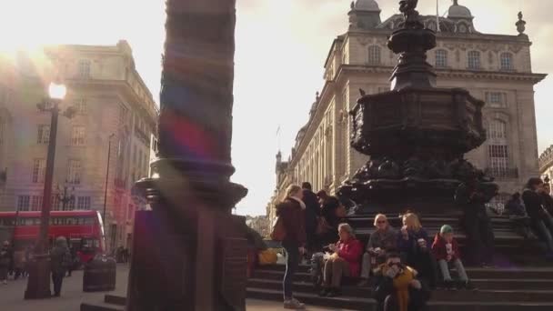 A fonte no Piccadilly Circus - LONDRES, ENGLÂNDIA — Vídeo de Stock
