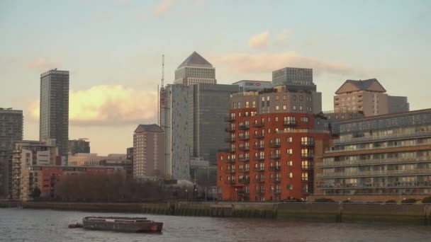 Moderno skyline Canary Wharf dal Tamigi - LONDRA, INGHILTERRA — Video Stock