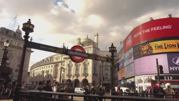 Piccadilly Circus op een zonnige dag - Londen, Engeland — Stockvideo