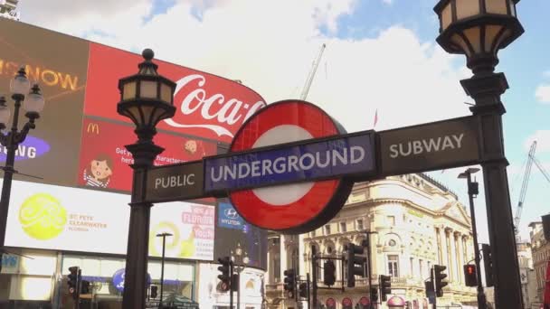 Stacja metra Piccadilly na Piccadilly Circus w słoneczny dzień - Londyn, Anglia — Wideo stockowe