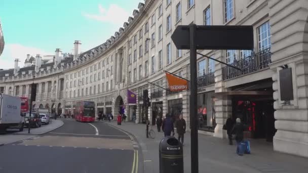 リージェントストリート、ロンドン - ロンドン、イングランドで通りのトラフィック — ストック動画