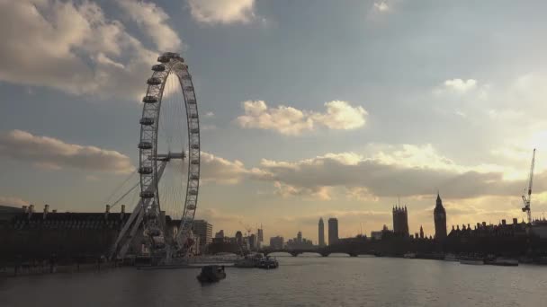 Kilátás a Golden Jubilee híd, Temze és a London Eye - London, Anglia — Stock videók