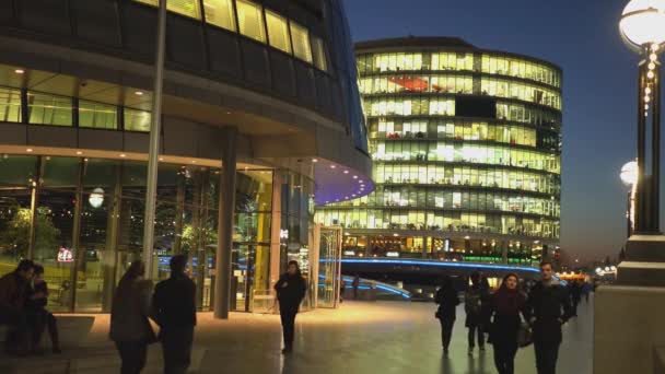 More London Riverside area in the evening - LONDON, ENGLAND — стоковое видео
