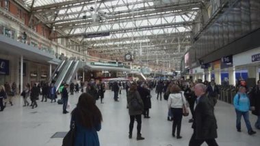 Waterloo İstasyonu yavaş hareket - Londra, İngiltere