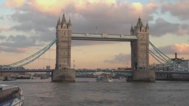 Tower Bridge Londra - Thames Nehri görünümünden - Londra, İngiltere