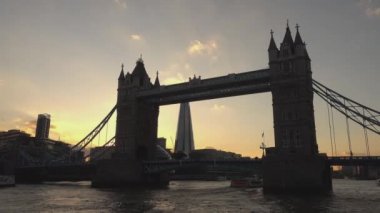 Tower Bridge Londra arka ışık - Thames Nehri görünümünden - Londra, İngiltere