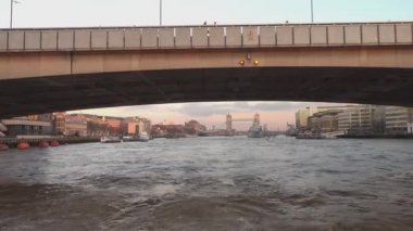 London Bridge - Thames Nehri görünümünden - Londra, İngiltere