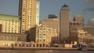 Canary Wharf - gökdelenler görüntülemek fro Thames Nehri - Londra, İngiltere