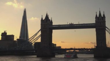 Tower Bridge Londra arka ışık - Thames Nehri görünümünden - Londra, İngiltere
