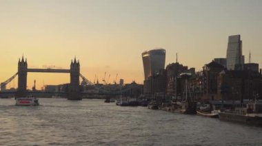 Tower Bridge Londra arka ışık - Thames Nehri görünümünden - Londra, İngiltere