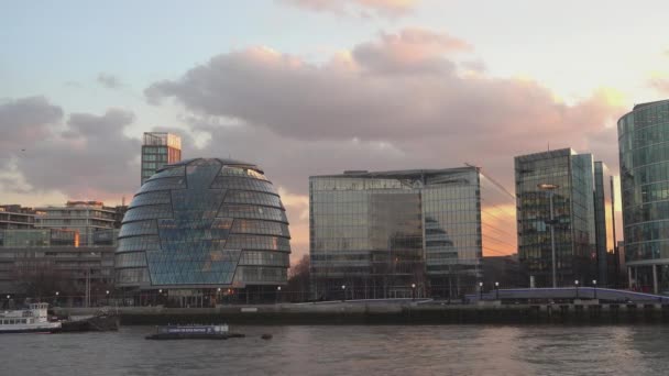 London City Hall i bardziej Londyn panoramę w godzinach wieczornych - Londyn, Anglia — Wideo stockowe