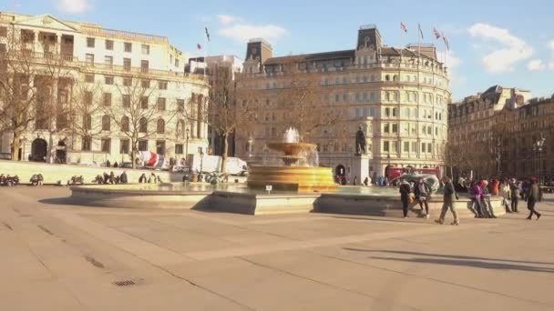 Famosa Trafalgar Square Londres por la tarde - LONDRES, INGLATERRA — Vídeos de Stock