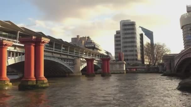 Sightseeing kryssning på floden Themsen på en solig dag - London, England — Stockvideo