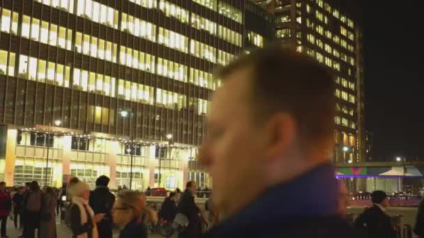 Ocupada Plaza de Canadá en Canary Wharf por la noche - LONDRES, INGLATERRA — Vídeos de Stock