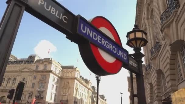 Piccadilly metro istasyonu, Piccadilly Circus güneşli bir günde - Londra, İngiltere — Stok video