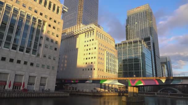 Moderno distrito de Canary Wharf en un día soleado - LONDRES, INGLATERRA — Vídeos de Stock