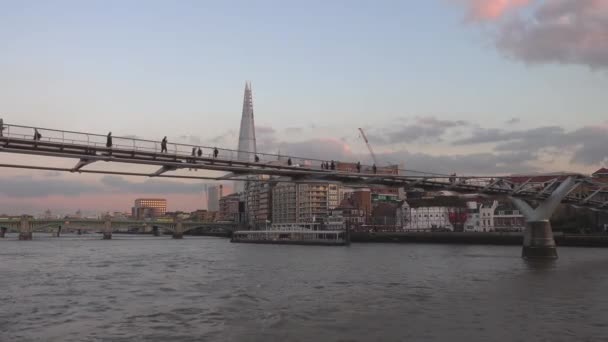 Modern Millennium Bridge från Themsen på kvällen - London, England — Stockvideo