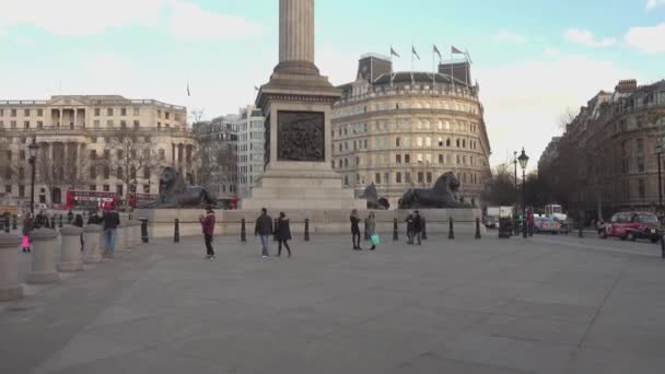 Londýnské proslulé Trafalgar Square v odpoledních hodinách - Londýn, Anglie — Stock video