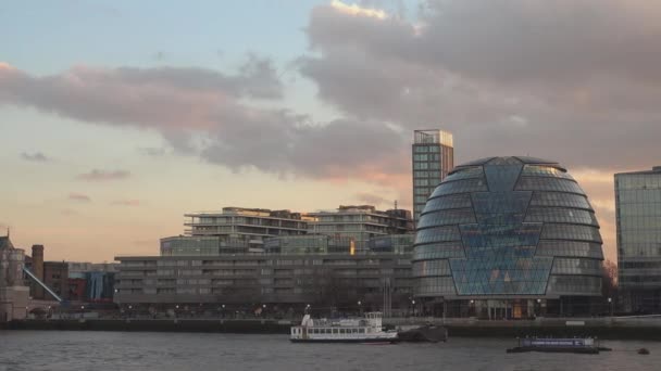 London City Hall i bardziej Londyn panoramę w godzinach wieczornych - Londyn, Anglia — Wideo stockowe