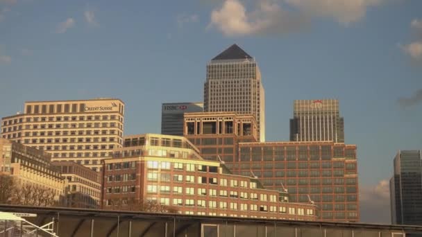 Canary Wharf - gökdelenler görüntülemek fro Thames Nehri - Londra, İngiltere — Stok video