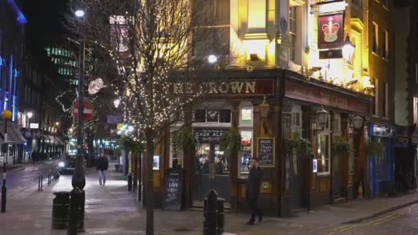 런던, 영국 런던의 거리 모퉁이에서 영어 술집 — 비디오