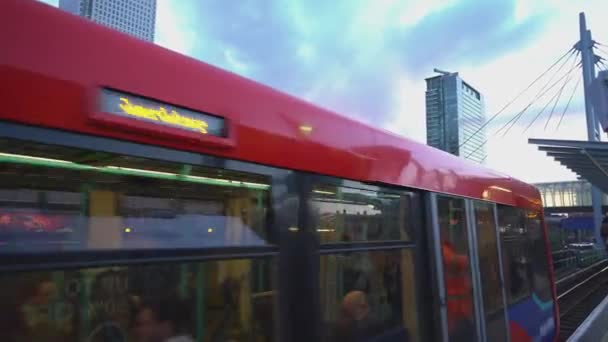 DLR trein in Canary Wharf - Londen, Engeland — Stockvideo