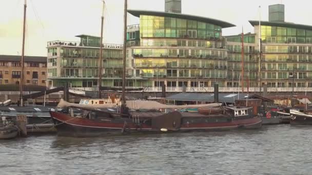 Yelkenli tekne üzerinde Thames Nehri - Londra, İngiltere — Stok video