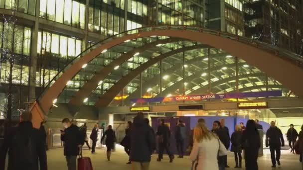 Canary Wharf Estadística subterránea por la noche LONDRES, INGLATERRA — Vídeo de stock