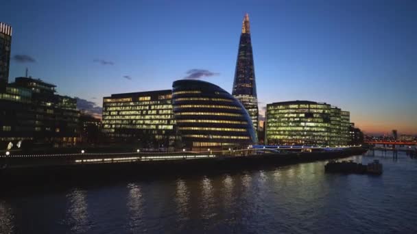 More London Riverside skyline with London city hall - LONDON,ENGLAND — Stock Video