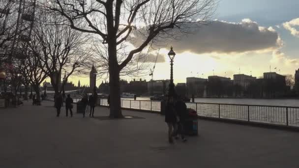Hermosa zona de Southbank en London Eye - LONDRES, INGLATERRA — Vídeo de stock