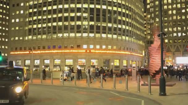 Geschäftiger canada square am kanarienplatz am abend - london, england — Stockvideo