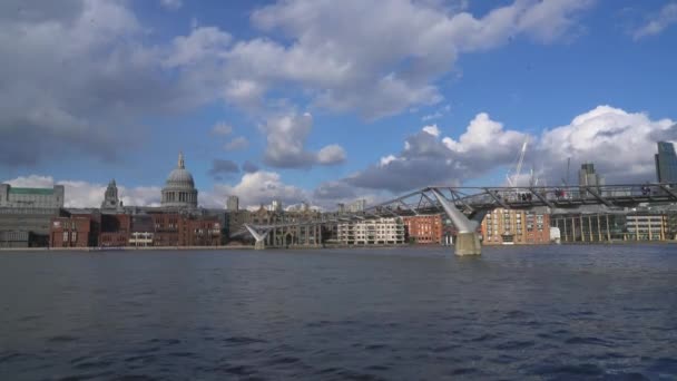 Γέφυρα της χιλιετηρίδας του Λονδίνου - Λονδίνο, Αγγλία — Αρχείο Βίντεο