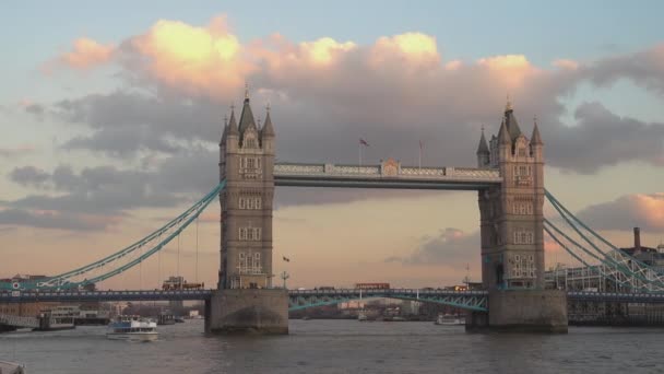 Beautiful Tower Bridge på kvällen - London, England — Stockvideo