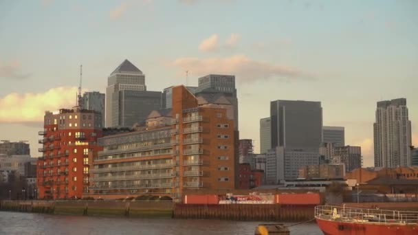 Moderne Canary Wharf skyline van de rivier de Theems - Londen, Engeland — Stockvideo